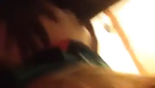 Siyah adam sikikleri köpek sarışın mutlu