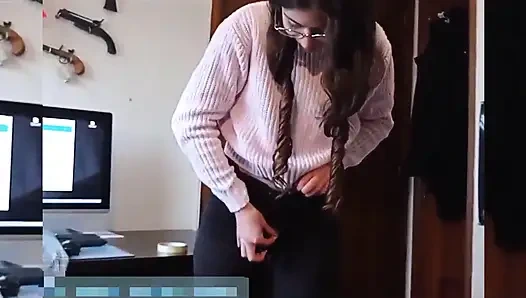 Sevimli esmer eteğinin altında sikiliyor ve götüne boşalıyor