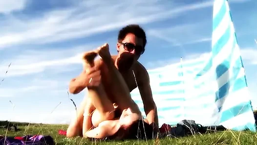 Sapık evli kadın kocası tarafından plajda büyük sert yarakla amını parçalatıyor