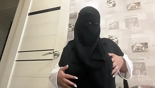 Tesettürlü Khalifa mutfakta mastürbasyon yapıyor