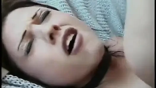 Muhteşem tatlı kız büyük bir direğin ıslak amını sikiyor