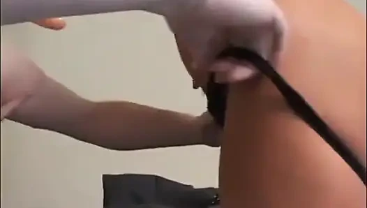 Kadın egemenliği kaltak kadın kılıklı kölesinin yüzünde dildoyla amını memnun ediyor