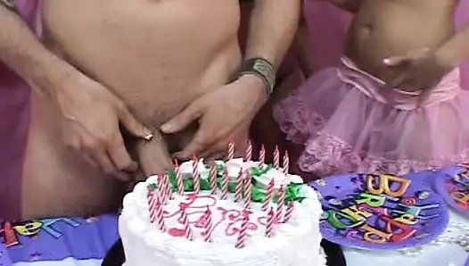 İki ateşli sarışın sürtük ile doğum günü sürprizi