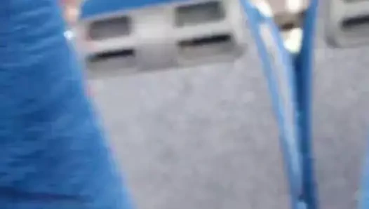 Bir genç oğlan mastürbasyon yapmak ve boşalmak içinde bir bus benim için