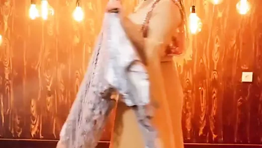 Siyah makyajlı kürt elbiseli güzel kürt kadın