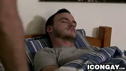 Roomies aaron ve aj seviyor takas çük emmek ve anal sikme