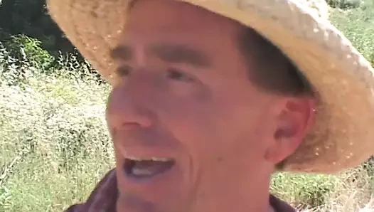 Sarışın milf ile dev göğüsler alır gangbanged tarafından üç musluklar açık havada