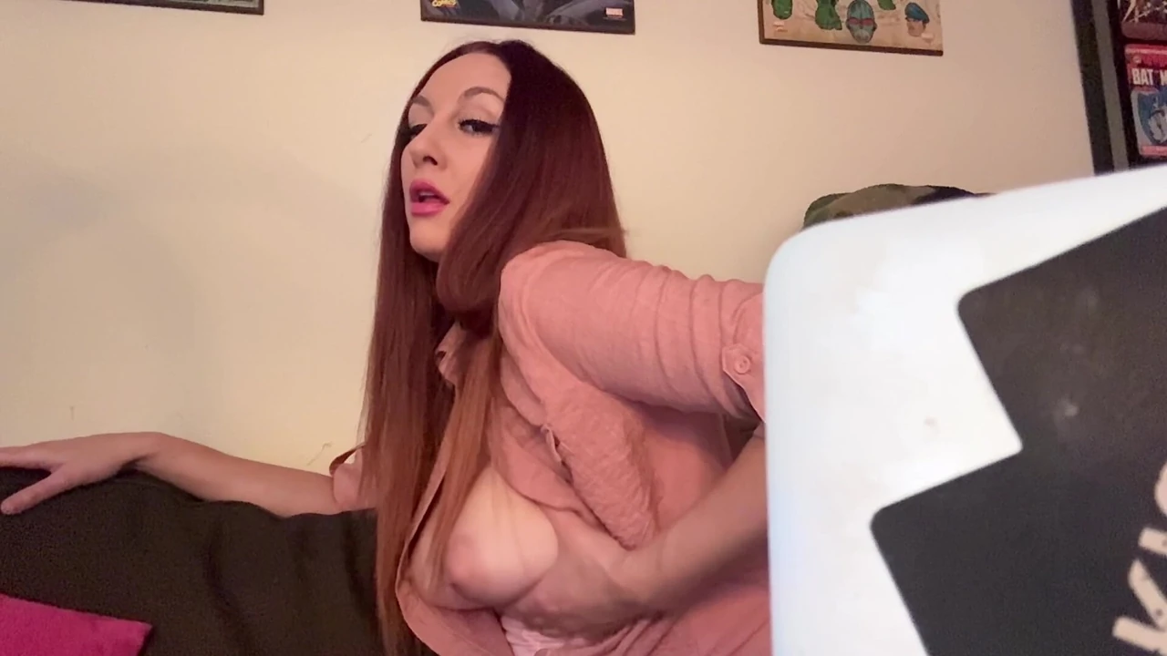 Итальянская милфа с большими сиськами с длинными волосами Artemisia обожает горячую сессию подпрыгивания большими сиськами соло