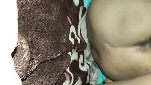 Hintli desi yaşlı götünü yalıyor ve aldı