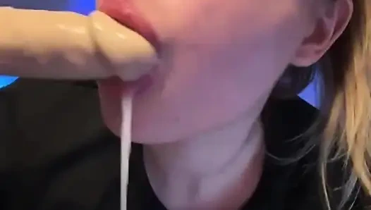 Une pipe baveuse avec Jucielussie et une baise en gros plan