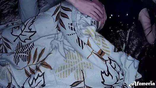 Adam kızı domaltarak sert sikiyor ve ağzına boşalıyor