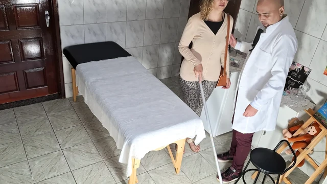 Kör hasta anal muayene için doktora gidiyor.