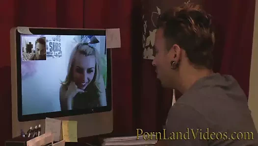 Sarışın genç kız parmaklama ve misyoner seksinden sonra yarağını boşaltıyor