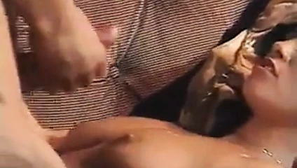 Güçlü bacaklar ile kısa saç kıvırcık