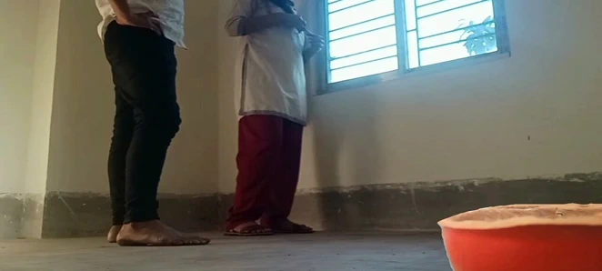 Gerçek öğrenci üniversite kampüsünde domaltarak ördek yapıyor