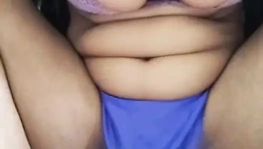 Seksi Hintli kadın dildoyla sikiliyor