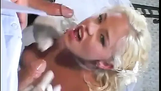 Sarışın orta yaşlı seksi kadın düğün gününde iki adamla sikişiyor