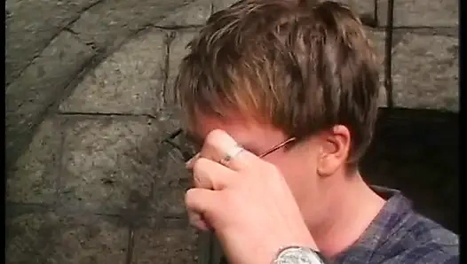 İki edepsiz kız sikiliyor ve ağzına işiyor