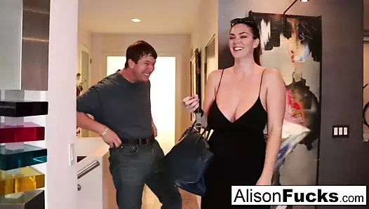 Busty alison tyler onun catfish karşılar sonra onun oda arkadaşı sikikleri