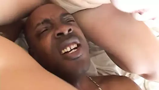 Beyaz tenli bebek ve düzgün vücutlu abanoz hisse bir sert siyah horoz