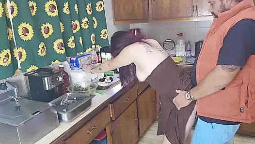 Sıkılmış ve görmezden gelinen kız arkadaş akşam yemeği yaparken sikiliyor