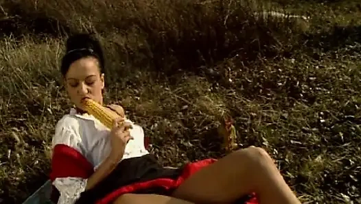 İki çarpıcı Fransız genç kız açık havada üçlü sekste göt deliğini siktiriyor