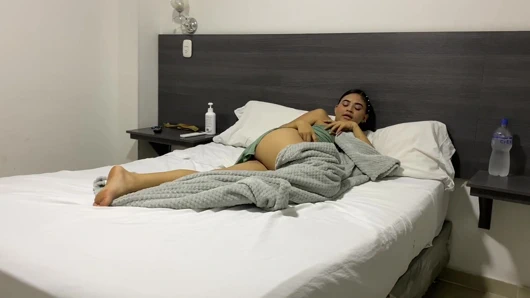 En iyi arkadaşım bana tantaly seks bebeğini nasıl sikeceğini öğretiyor ve sonunda üçlü seks yapıyoruz