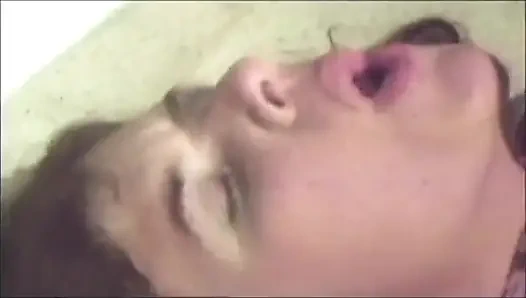 Klasik porno: John Holmes'un büyük yarağı siyah çoraplı çarpıcı bir fahişeyi sikiyor