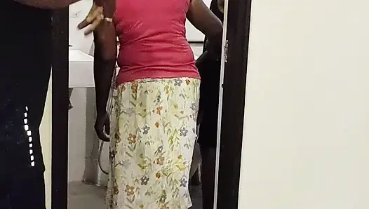 Öğretmen ev eğitiminde bir öğrenciyi sikiyor