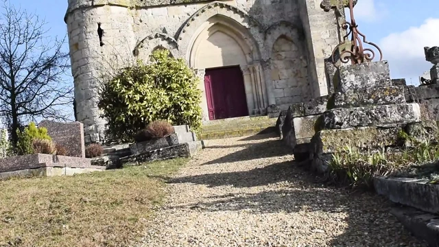 Travesti kadın kılıklı iç çamaşırlı açık havada 2