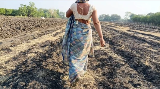 Indian Desi Village Outdoor bhabhi ne apne ghagara utha Kar apni khubsurat pankhudiyon wali bhosdi ke darshan Apne devar ko karvaya khule kh