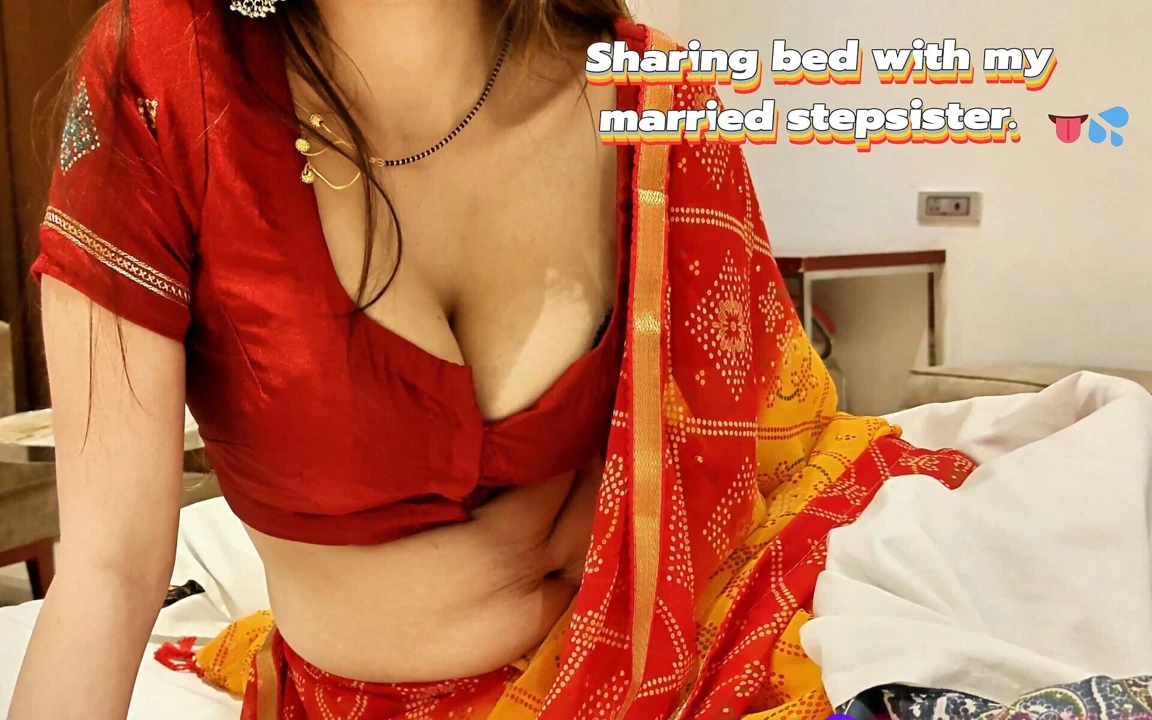Üvey Kız Kardeşimle Aynı Yatağı Paylaşiyorum. Yumuşak Göğüslerine Dokunduktan Sonra Beni Yakaladı.
