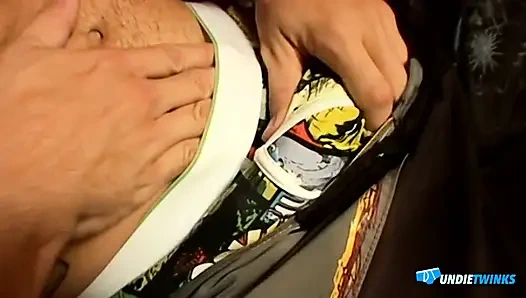 Undietwinks: Kelly Cooper ateşli iç çamaşırıyla sikini boşaltıyor ve dölleniyor