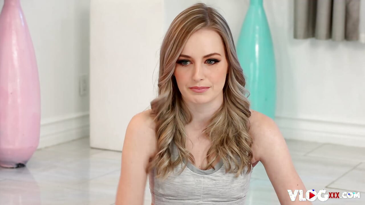 Minyon sarışın Scarlett Sage azgın yoga eğitmeni tarafından sikiliyor
