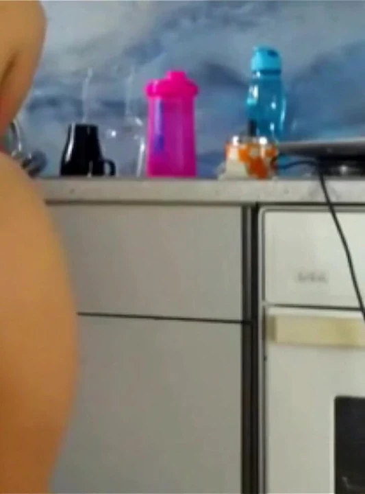 Mutfakta büyük fantezilerini keşfediyor | Cızırtılı bir twerk
