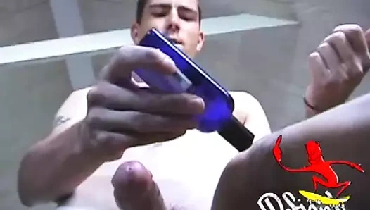 Dan yardım eden bir handjob alır