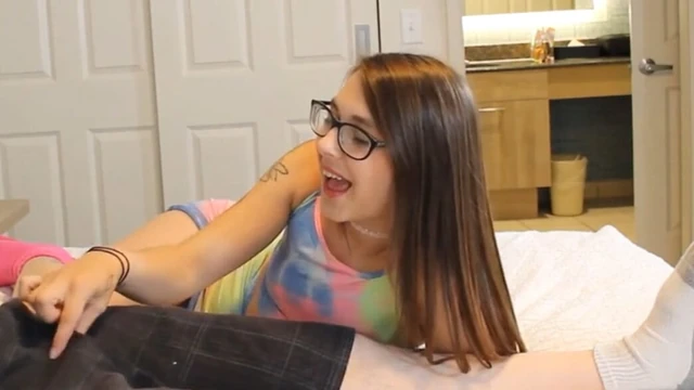 Она понимает его ограничения, оставляя ее с маленьким членом