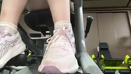 Spor salonunda fışkırtıyor ve mastürbasyon yapıyor