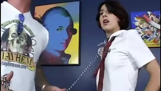 Etekli sevimli sürtük götüne 2 yarak alıyor ve sikildikten sonra döl püskürtüyor