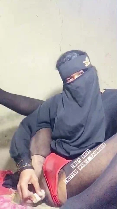 Bangladeşli gavat kadın kılıklı erkek arkadaş tahta dildoyla götünü sikiyor