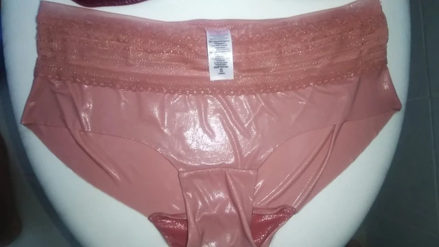 Büyük kız arkadaş sutyen ve külot pissing