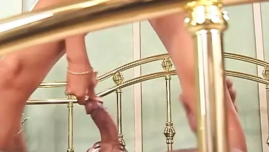 Mükemmel Asyalı bebek iki yarağı yüzüne boşaltabilir