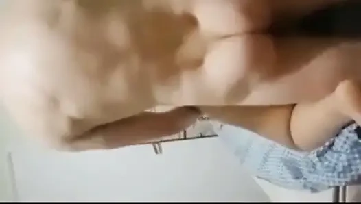 İtfaiyeci Polemika Redhead, Alman dövme sanatçısına kadının yangını nasıl söndürüleceğini gösteriyor
