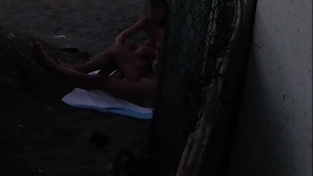 Bir plajda üvey kızımın önünde yarağımı teşhir ediyor ve herkesin önünde boşalmama yardım ediyor