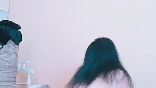 Seksi, olgun ve sıska bir model pornoda elini deniyor