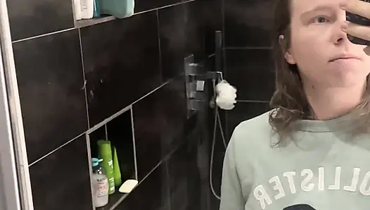 Doğal Göğüslü Sarışın Duş Alıyor