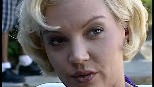 Sarışın üniversiteli kızlar havuzda soyunuyor ve birbirlerini sikiyor