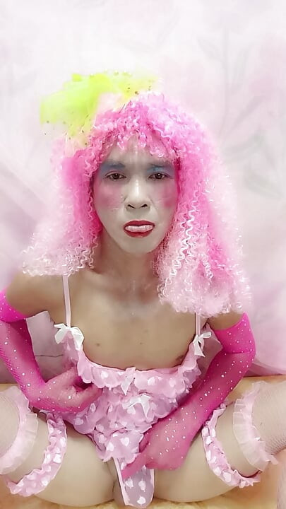 Oanh Le transgender seksi iç çamaşırları giyerek sentezi çalıyor