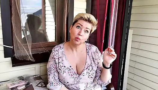 Gündüzleri mütevazı bir ev hanımı ve geceleri çılgın, ahlaksız, doyumsuz bir sürtük - normal bir gerçek kadının olması gereken tek yol bu!