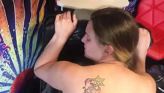 Stüdyo alanında ilk kez sikişiyor